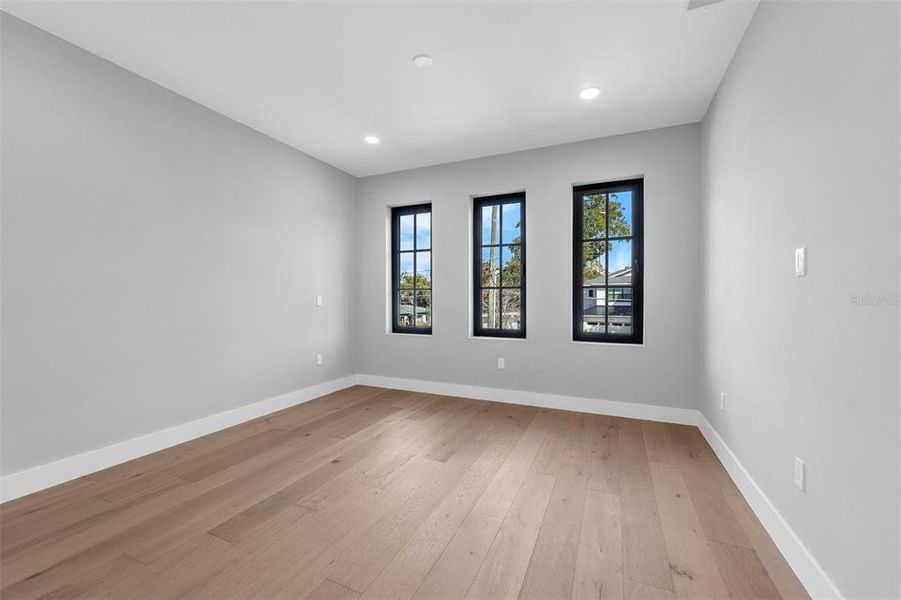 Spacious, unfurnished interior of a new home in College Park, Orlando (Image 23).