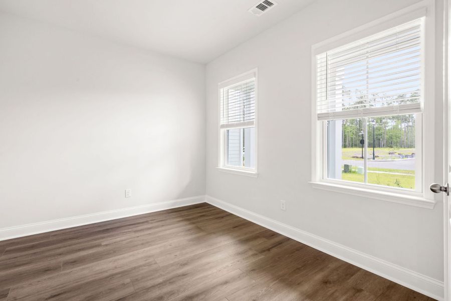 Spacious, unfurnished interior of a new home in Waterways, Richmond Hill (Image 15).