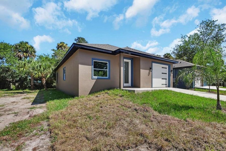 Exterior details and patio area of a home in , Daytona Beach (Image 4).