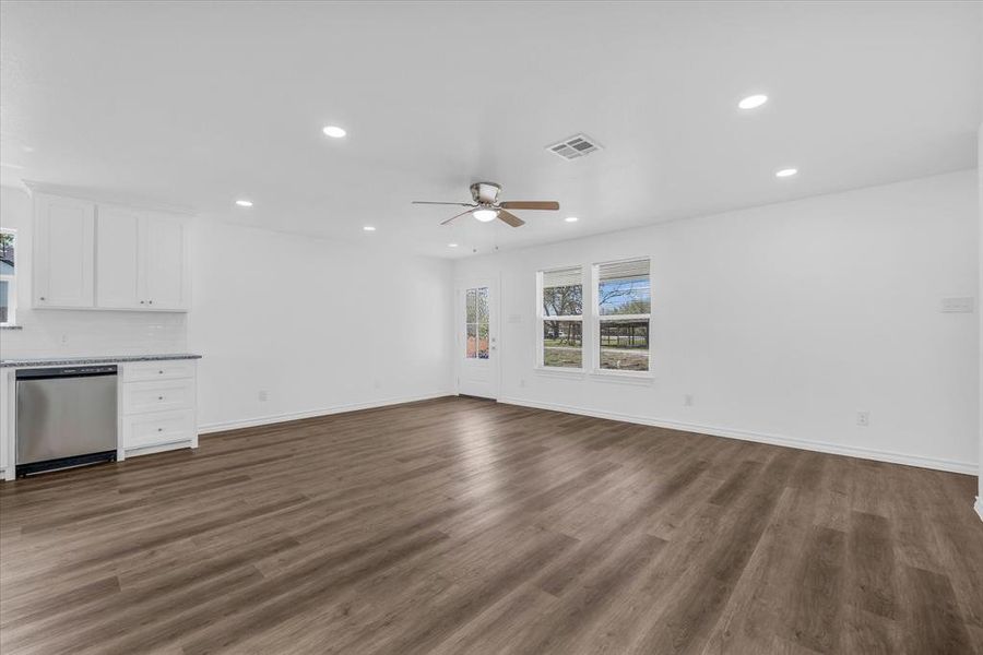 Spacious, unfurnished interior of a new home in , Riesel (Image 26).
