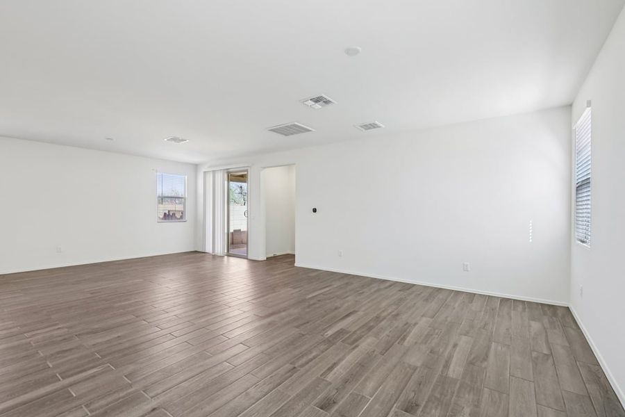 Spacious, unfurnished interior of a new home in Wildflower Reserve, Tucson (Image 5).