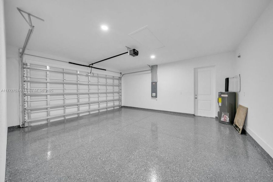 Spacious, unfurnished interior of a new home in , Lehigh Acres (Image 14).