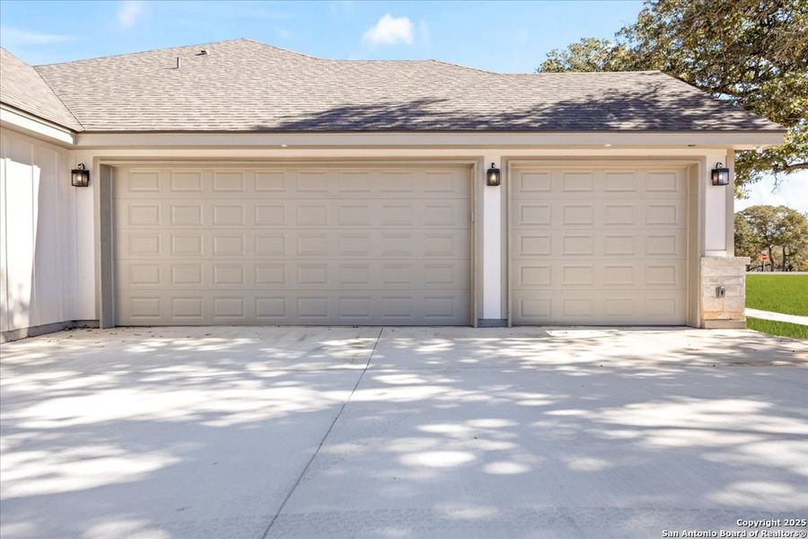 Exterior details and patio area of a home in , La Vernia (Image 27).
