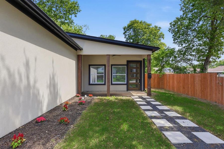 Exterior details and patio area of a home in , Dallas (Image 3).