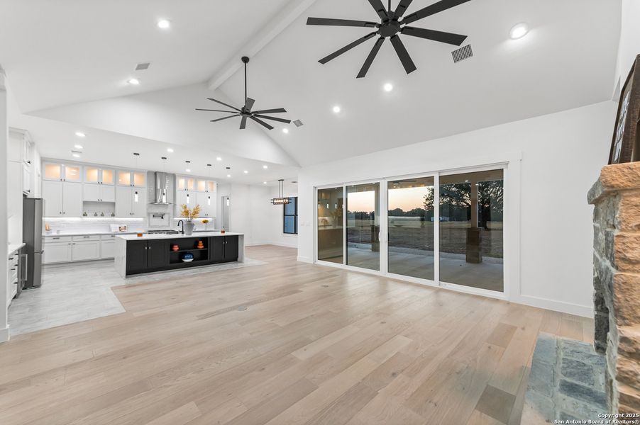 Spacious, unfurnished interior of a new home in , Bandera (Image 35).