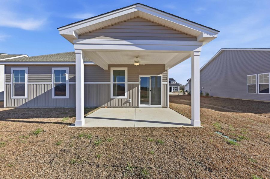 Exterior details and patio area of a home in Edgefield, Loris (Image 3).