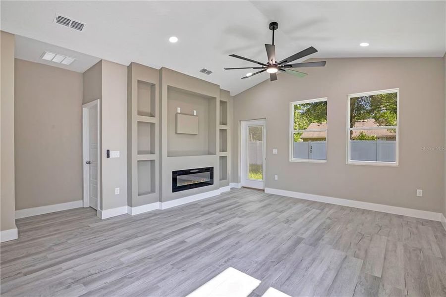 Spacious, unfurnished interior of a new home in , Winter Garden (Image 21).