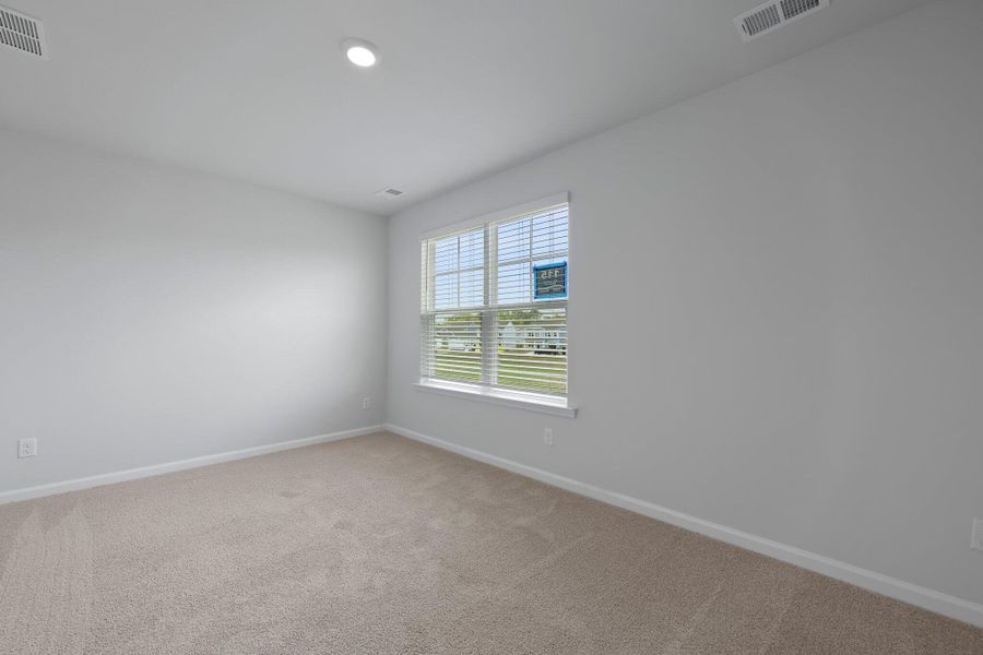 Spacious, unfurnished interior of a new home in Carolina Groves, Moncks Corner (Image 16).