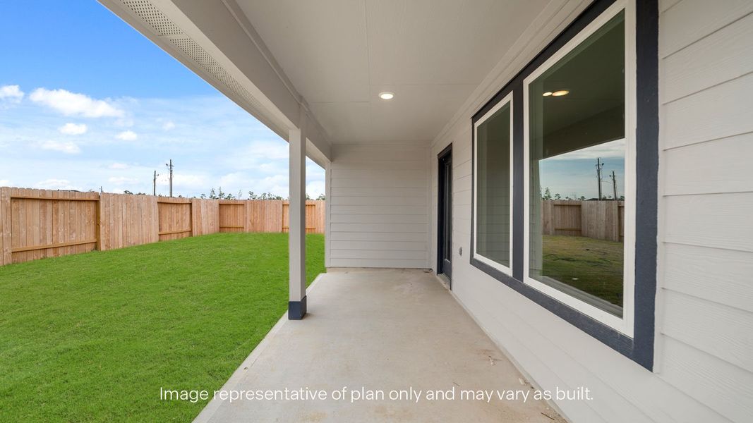 Exterior details and patio area of a home in Saratoga Crossing, Corpus Christi (Image 4).