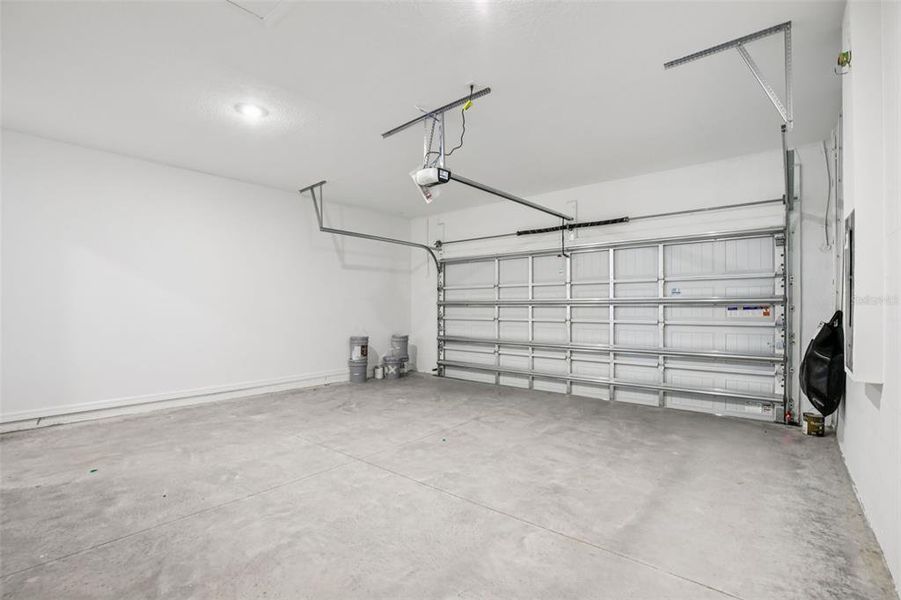 Spacious, unfurnished interior of a new home in Oakfield Trails, Parrish (Image 8).