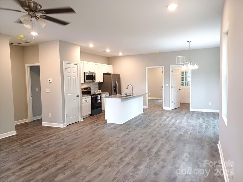 Open floor plan - Great Rm, Dining Rm & Kitchen