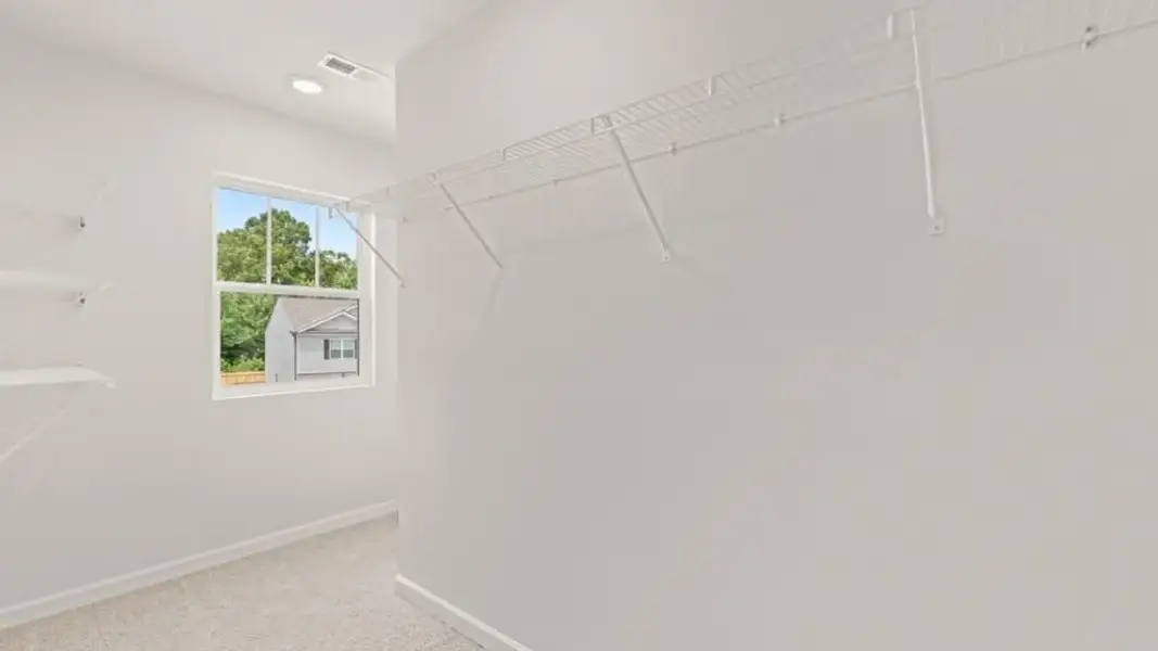 Spacious, unfurnished interior of a new home in Oakleigh Glen, Dallas (Image 9).
