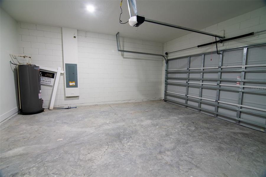 Spacious, unfurnished interior of a new home in , Ocala (Image 15).