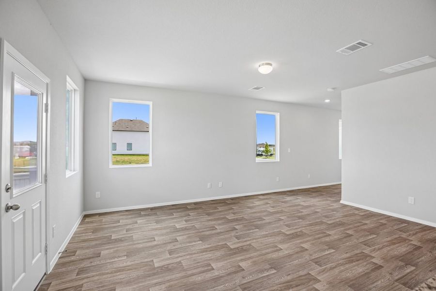 Spacious, unfurnished interior of a new home in Harvest Ridge, Elgin (Image 13).