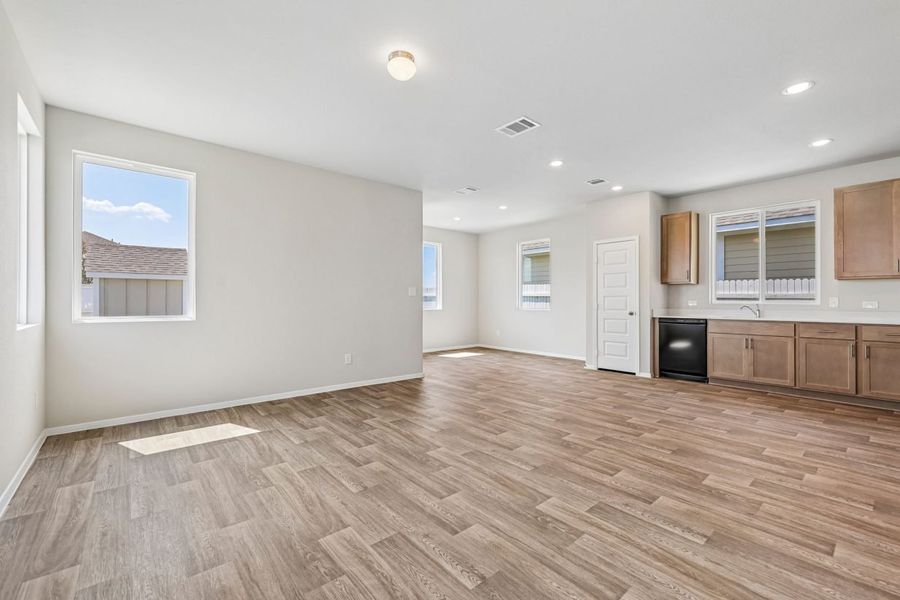 Spacious, unfurnished interior of a new home in Harvest Ridge, Elgin (Image 14).