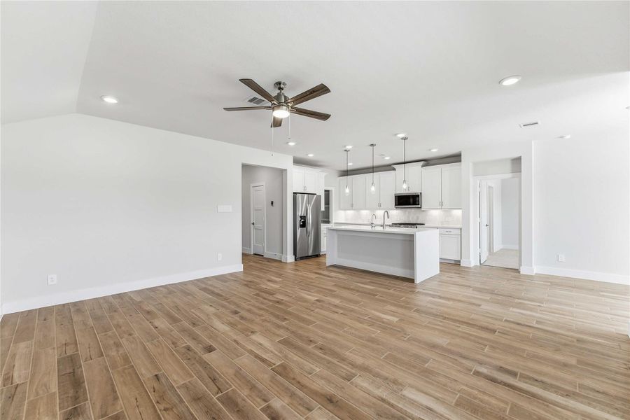Spacious, unfurnished interior of a new home in Laurel Landing, Alvin (Image 14).