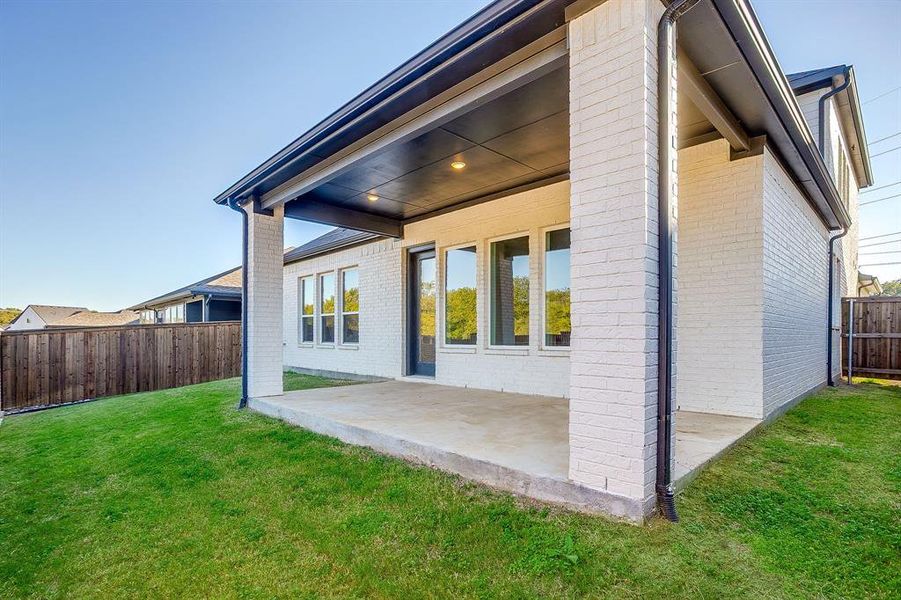 Exterior details and patio area of a home in Rumfield Estates, North Richland Hills (Image 4).