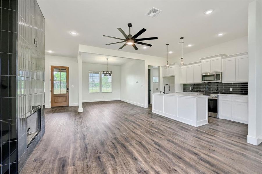 Kitchen featuring visible vents, a sink, dark wood-style flooring, and stainless steel appliances