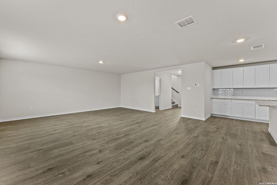 Spacious, unfurnished interior of a new home in Laurel Vistas, San Antonio (Image 19).