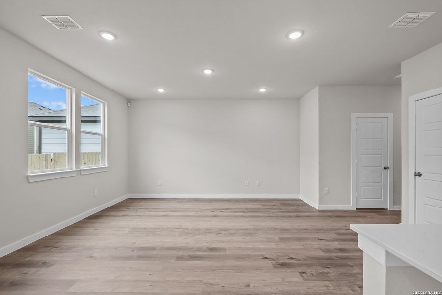 Spacious, unfurnished interior of a new home in Senna, Leon Valley (Image 25).