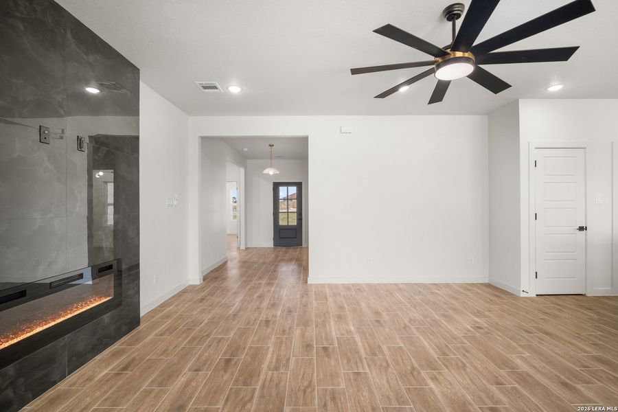 Spacious, unfurnished interior of a new home in , La Vernia (Image 16).