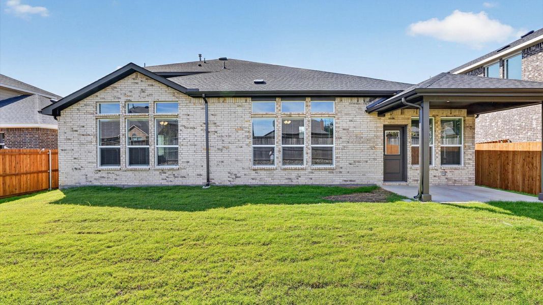 Representative exterior details of a home built from the Valley Spring by D.R. Horton in Lakeview Pointe, Midlothian (Image 4).
