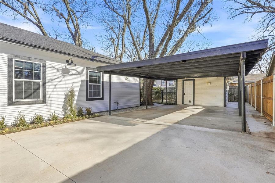 Exterior details and patio area of a home in , Cleburne (Image 25).