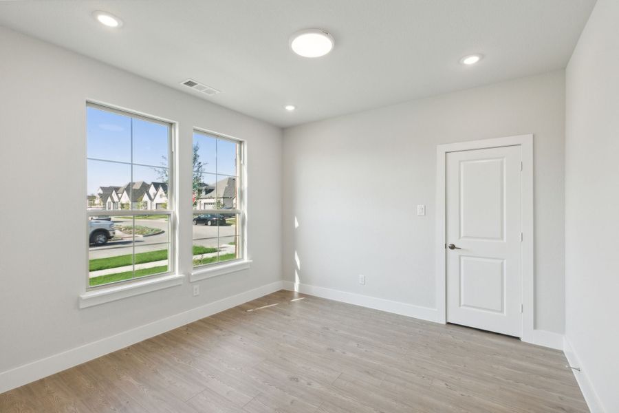 Representative unfurnished interior of a home built from the Dove by Centre Living Homes in Dove Hollow, Waxahachie (Image 51).