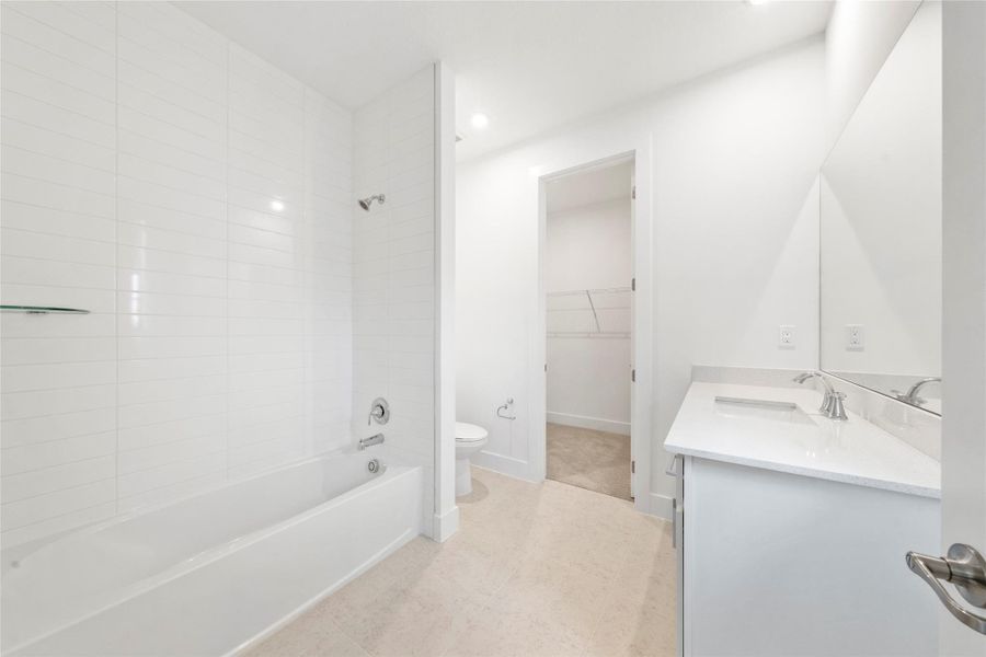 Spacious, unfurnished interior of a new home in , Pembroke Pines (Image 12).