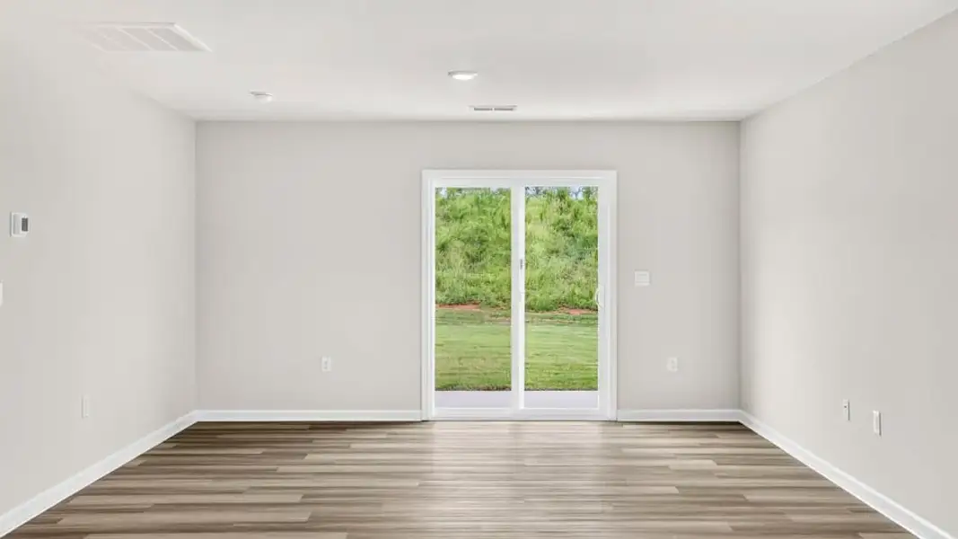 Spacious, unfurnished interior of a new home in Trailside Run, Spartanburg (Image 18).