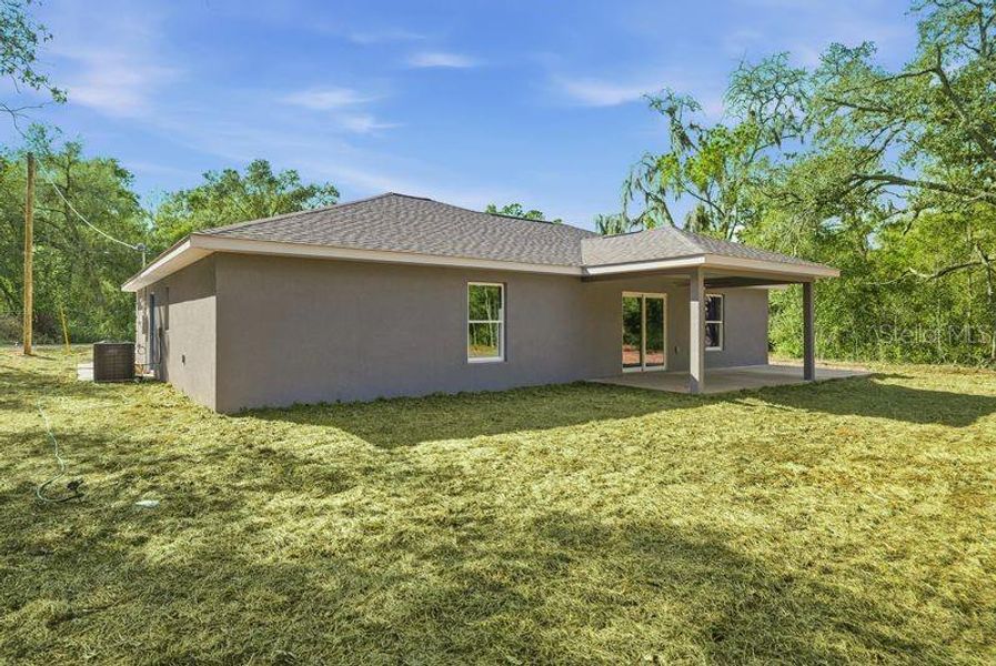 Exterior details and patio area of a home in , Ocklawaha (Image 21).