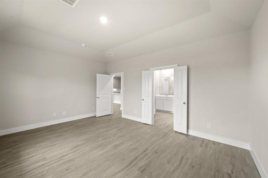 Spacious, unfurnished interior of a new home in Llano Springs, Fort Worth (Image 18).