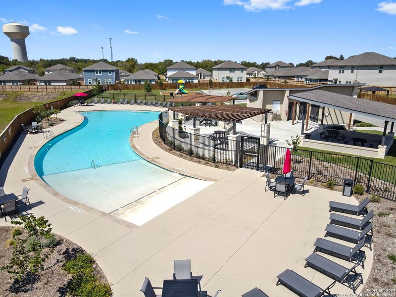 Community amenities in Abbott Place, St. Hedwig (Image 40).