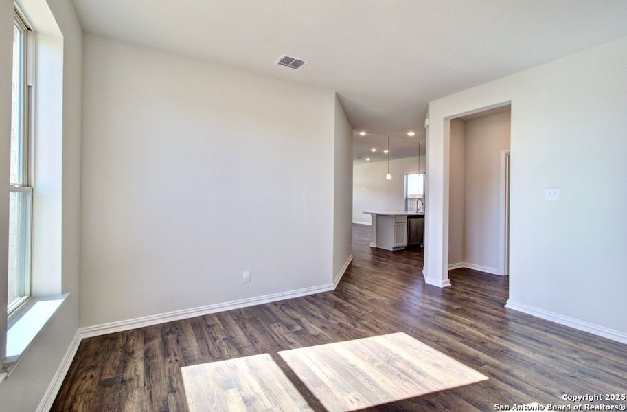 Spacious, unfurnished interior of a new home in Sunflower Ridge, New Braunfels (Image 23).