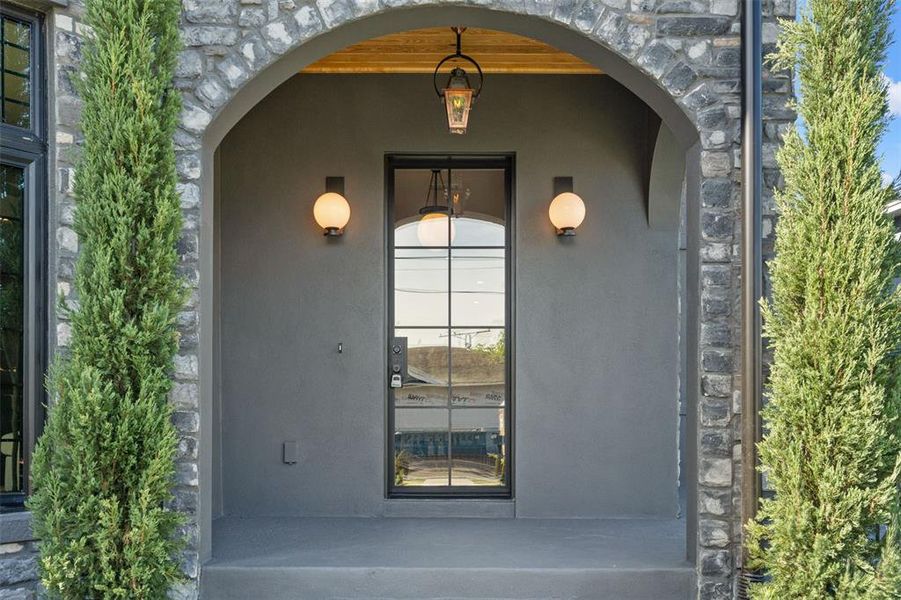 Exterior details and patio area of a home in , Tampa (Image 4).
