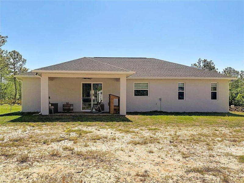 Exterior details and patio area of a home in , Dunnellon (Image 26).