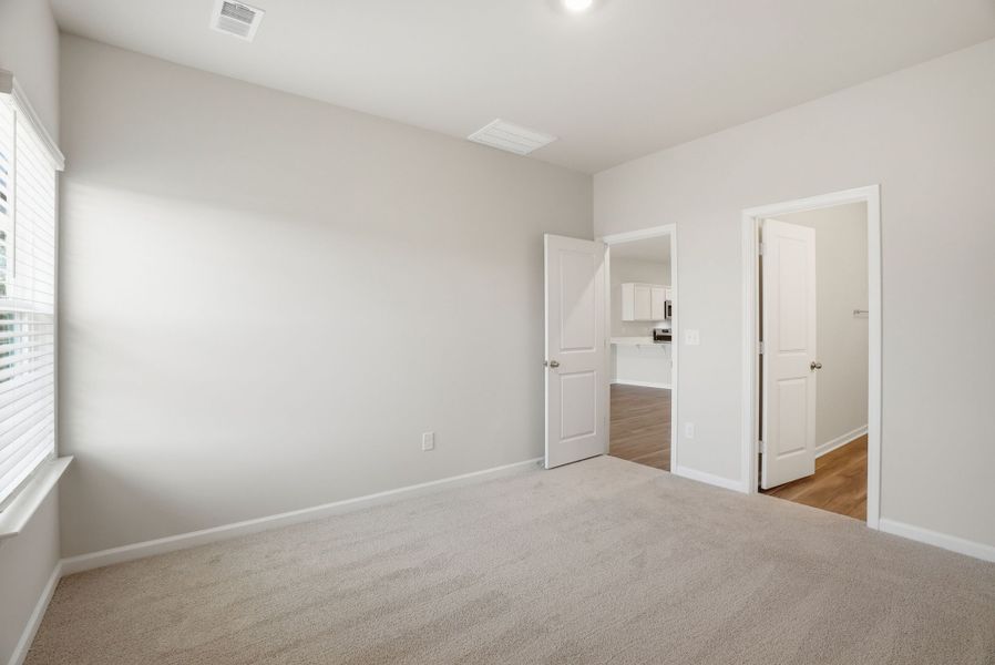 Spacious, unfurnished interior of a new home in Towns at Lake Greenwood, Greenwood (Image 19).