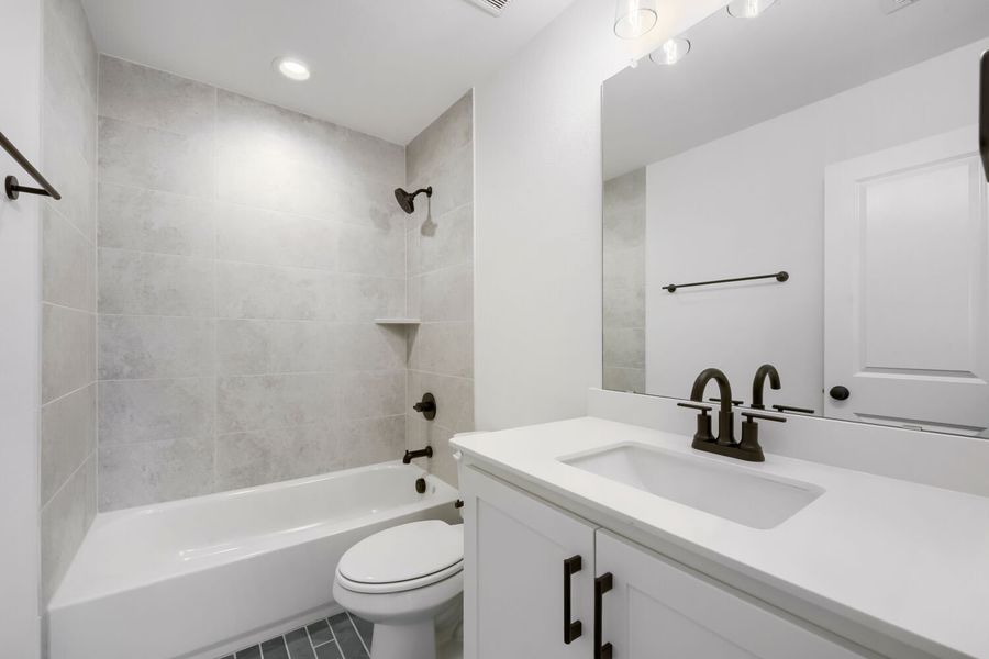 733 Red Cedar - Full Bathroom