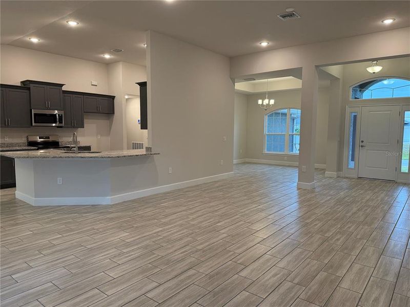 Spacious, unfurnished interior of a new home in South Gulf Cove, Port Charlotte (Image 11).