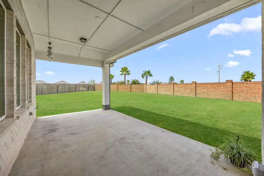 Exterior details and patio area of a home in , Santa Fe (Image 3).