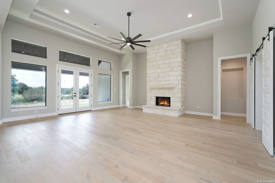 Spacious, unfurnished interior of a new home in , Canyon Lake (Image 5).