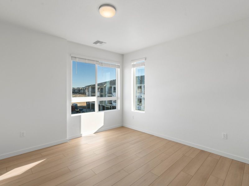Spacious, unfurnished interior of a new home in Gateway Commons, Denver (Image 19).