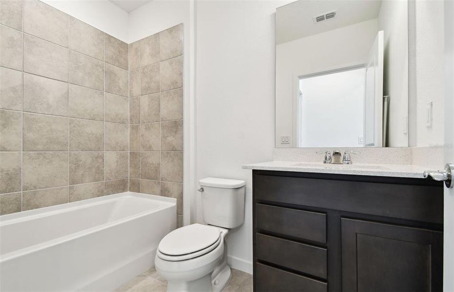 Image 20 of a home in Oakfield Lakes.