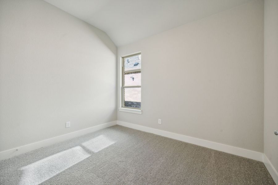 Spacious, unfurnished interior of a new home in Dove Hollow, Waxahachie (Image 23).
