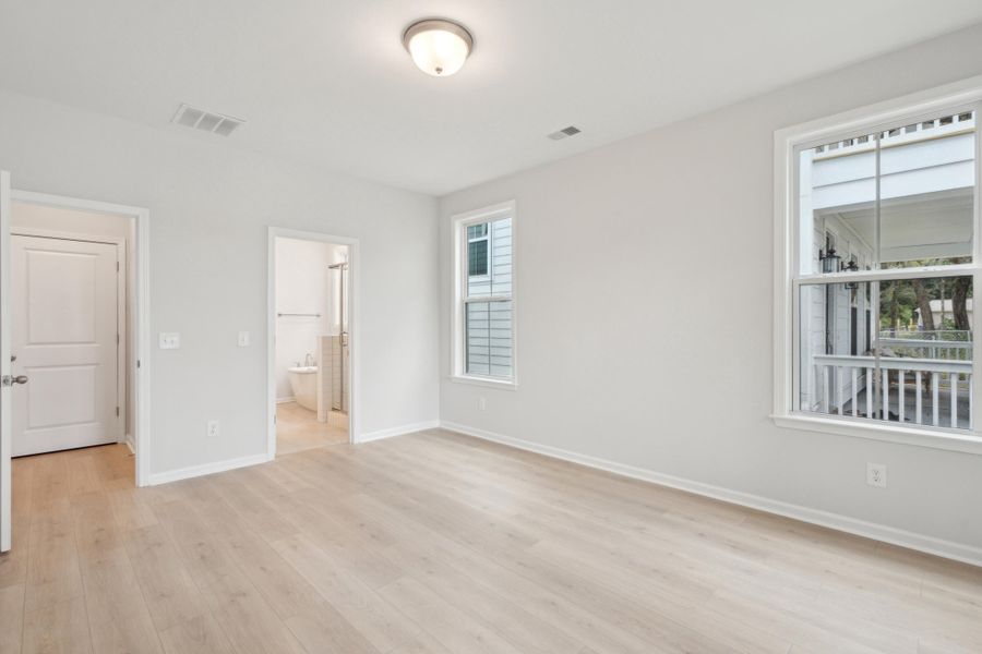 Spacious, unfurnished interior of a new home in Central Park, Charleston (Image 25).