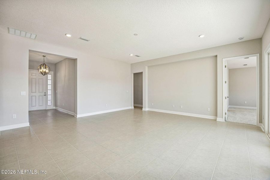 Spacious, unfurnished interior of a new home in Sandy Ridge, Yulee (Image 11).