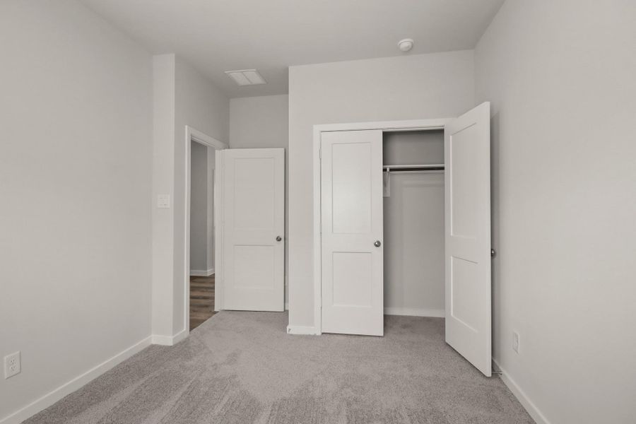 Spacious, unfurnished interior of a new home in Sherwood Glen, Conroe (Image 10).