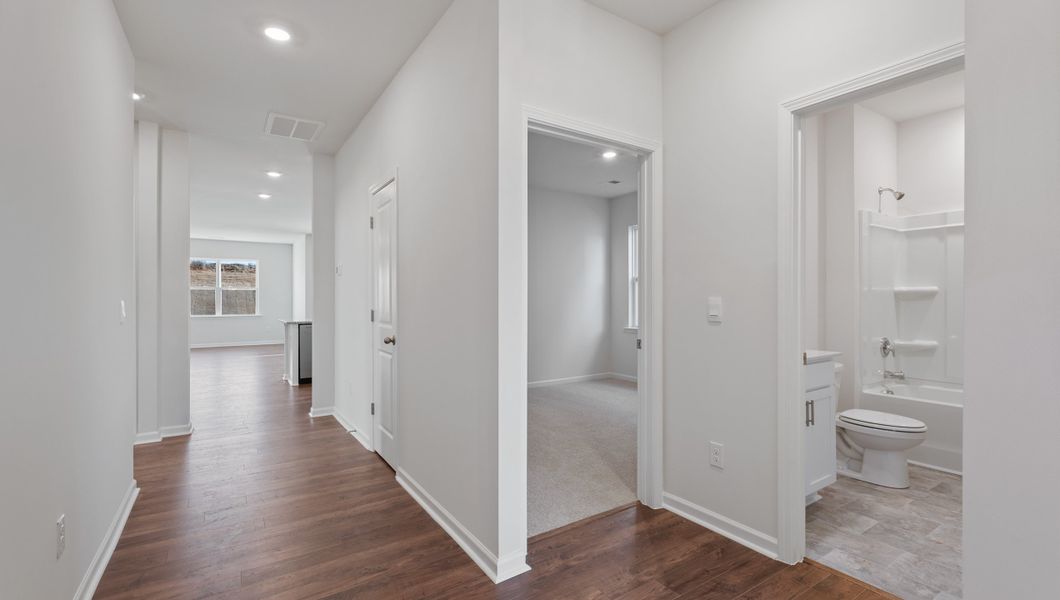 Spacious, unfurnished interior of a new home in Sage Grove, Lyman (Image 13).