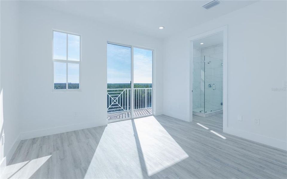 Spacious, unfurnished interior of a new home in , Cape Coral (Image 24).