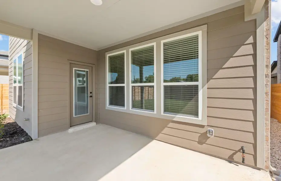 Exterior details and patio area of a home in Horizon Lake, Leander (Image 3).